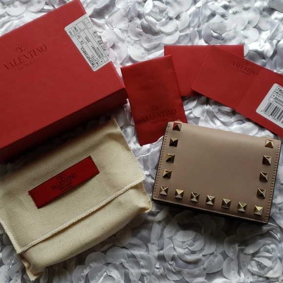 💫SOLD💫 VALENTINO Garavani Small Rockstud Wallet - Picture 3 of 12